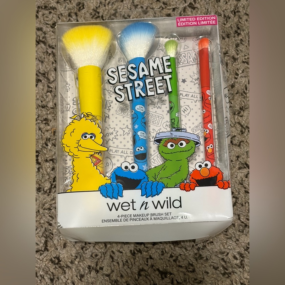 Wet n Wild Sesame Street Makeup Brush Set - Yellow and White
